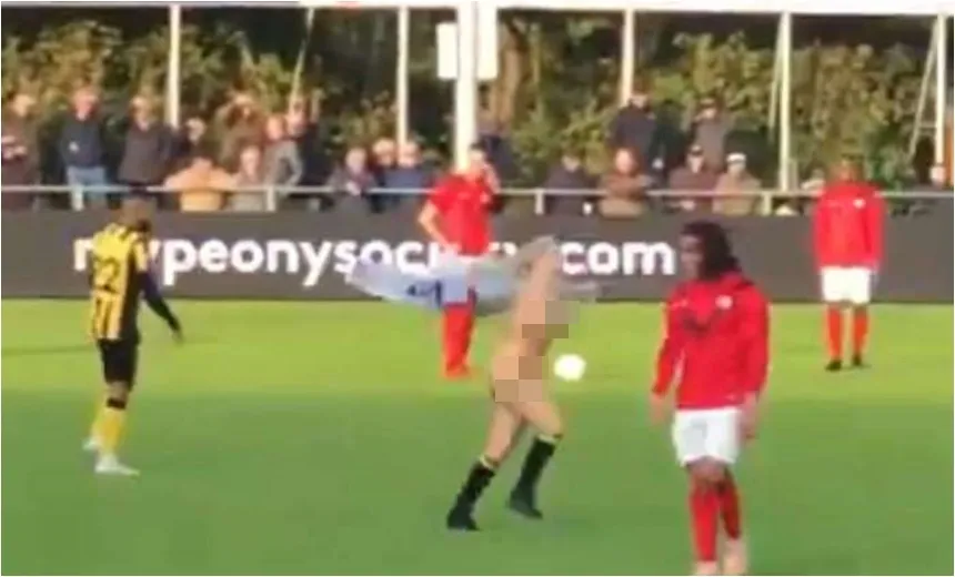 Torcedora invade o campo completamente nua e jogador tem reação inusitada; confira