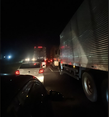 Tr&acirc;nsito trava na BR-324 ap&oacute;s carreta ocupar quase toda a pista em Feira de Santana&nbsp;.| Foto: Leitor Aratu On