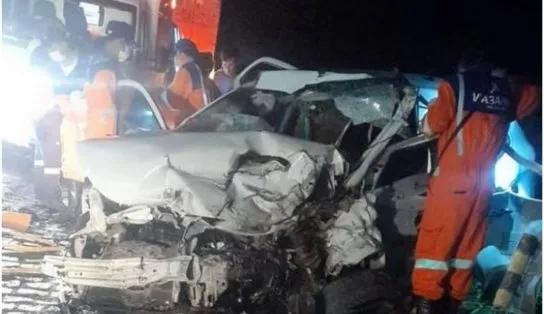 Uma pessoa morre após grave acidente envolvendo carro de passeio e carreta, na BR-116