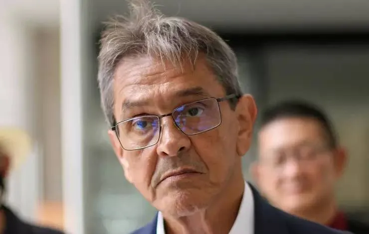 Policial federal ferida por Roberto Jefferson durante prisão pede R$ 1 milhão de indenização