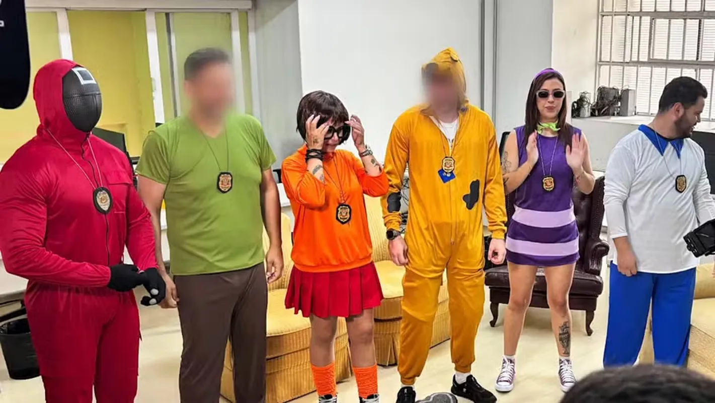 policiais fantasiados de scooby doo