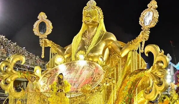 Com enredo sobre Ganhadeiras de Itapuã de Salvador, escola de samba vence carnaval carioca