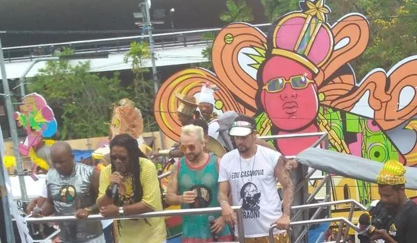 "O campo Grande não pode morrer", protesta o Olodum durante desfile neste último dia de Carnaval