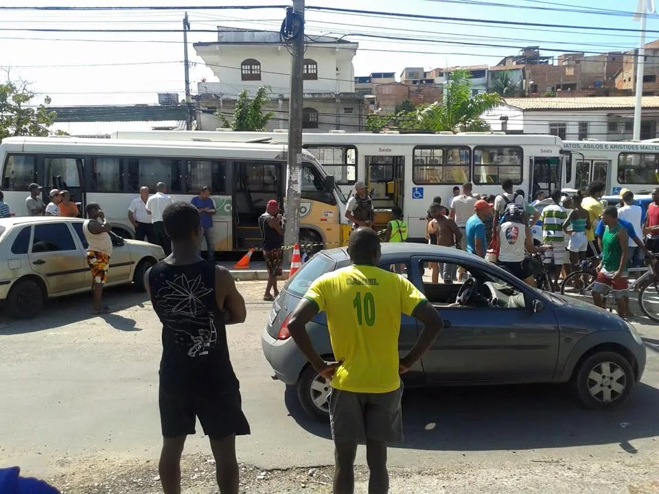 Após colisão, micro-ônibus invade calçada e mata homem em Itapuã