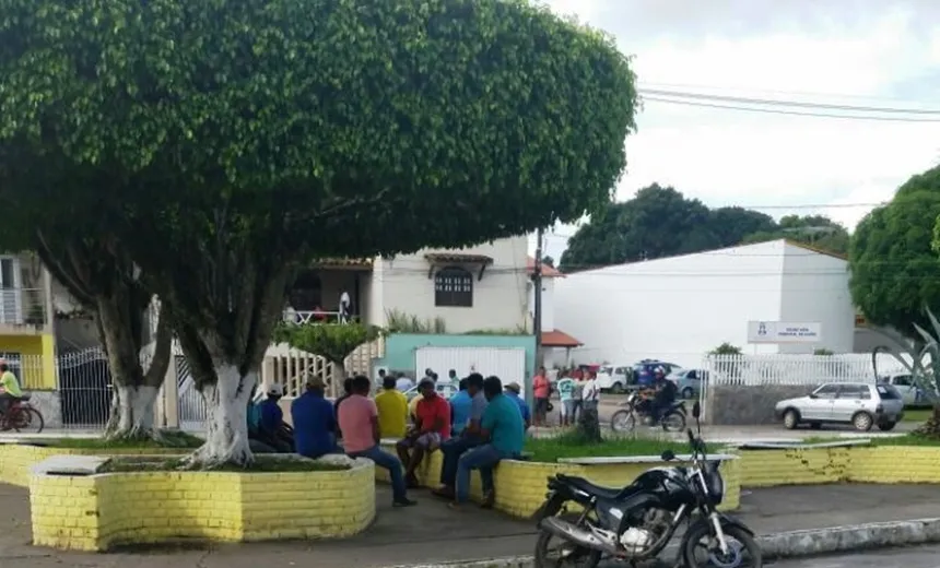 VÍDEO: Motoristas do transporte escolar de Santo Antônio de Jesus protestam contra atraso
