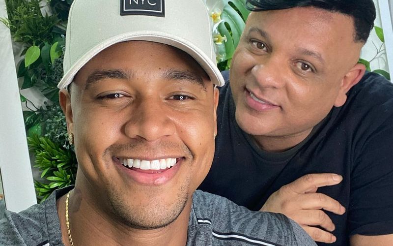 Al&eacute;m de atender nomes conhecidos da m&uacute;sica baiana, o cabeleireiro &Aacute;lvaro Casttro conquistou uma grande audi&ecirc;ncia nas redes sociais, acumulando mais de 300 mil seguidores/Foto: Redes Sociais&nbsp;