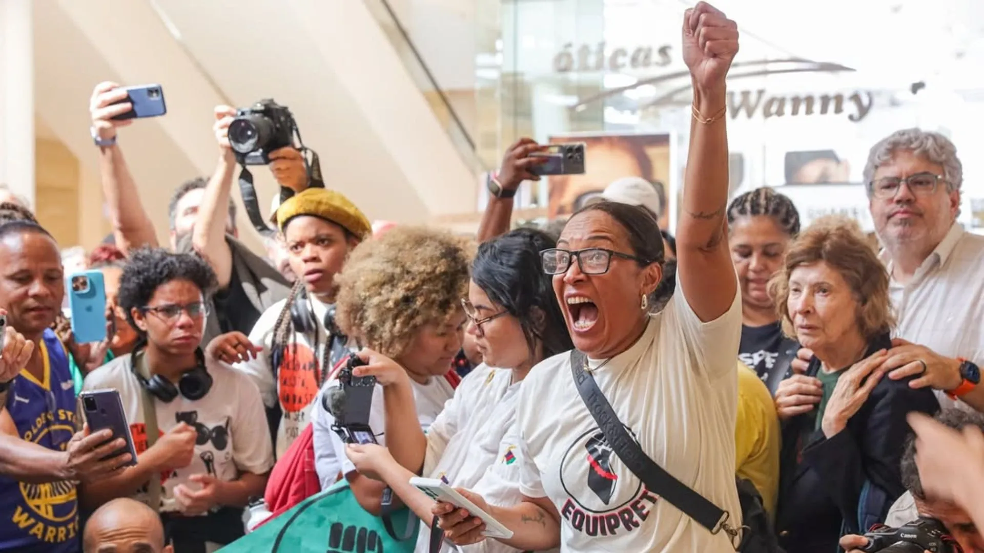 Música do Ilê embala protesto de estudantes contra racismo em shopping