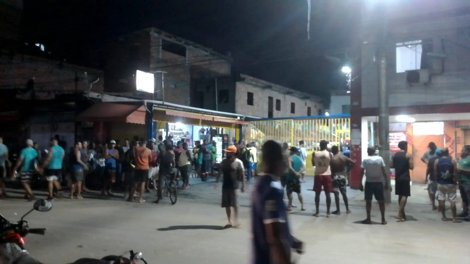 PM prende homem após invasão a mercadinho e tomada de reféns em São Tomé de Paripe