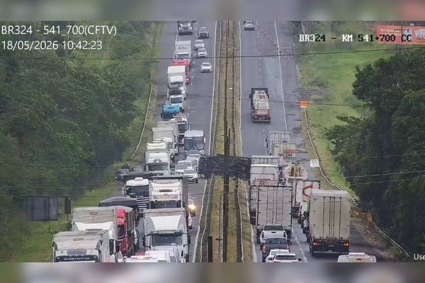 Tombamento De Caminh&atilde;o Provoca Interdi&ccedil;&atilde;o Parcial Na Br 324 Em Am&eacute;lia Rodrigues
