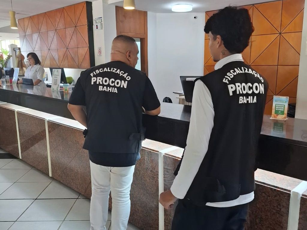 As autuações ocorreram devido à comercialização de alimentos com prazo de validade vencido, ausência do Código de Defesa do Consumidor. Foto: Divulgação/Procon