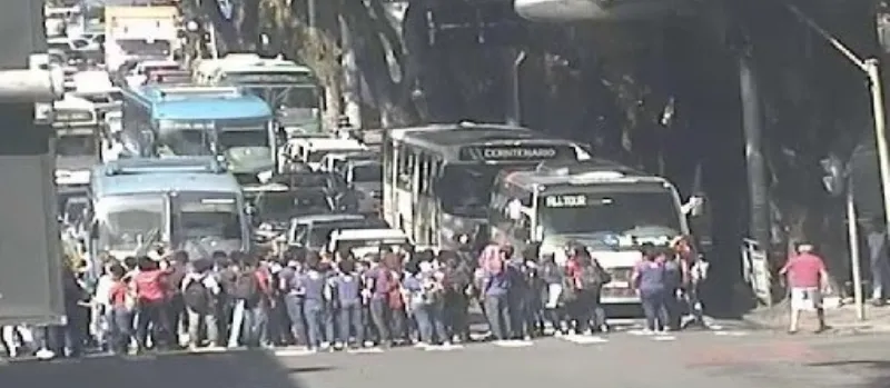 ATENÇÃO MOTORISTA: Protesto de estudantes complica trânsito no Centro de Salvador