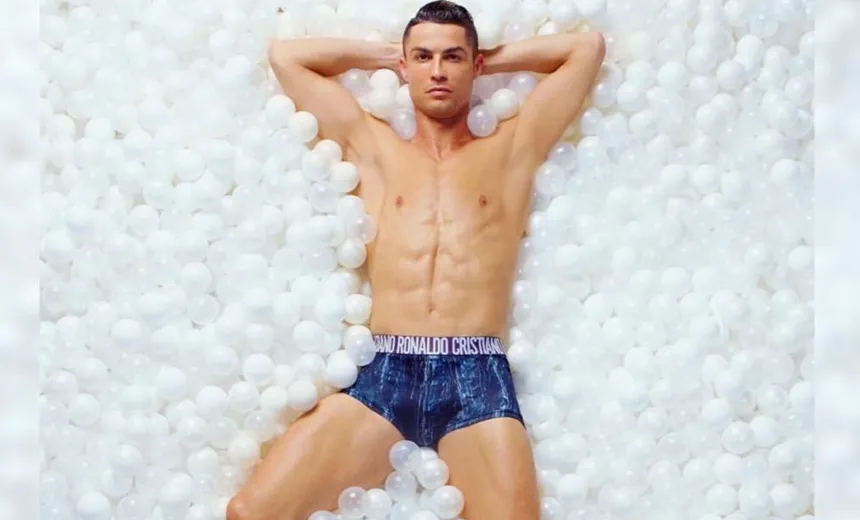 Em foto de "tanquinho", Cristiano Ronaldo exibe cueca da própria marca; veja