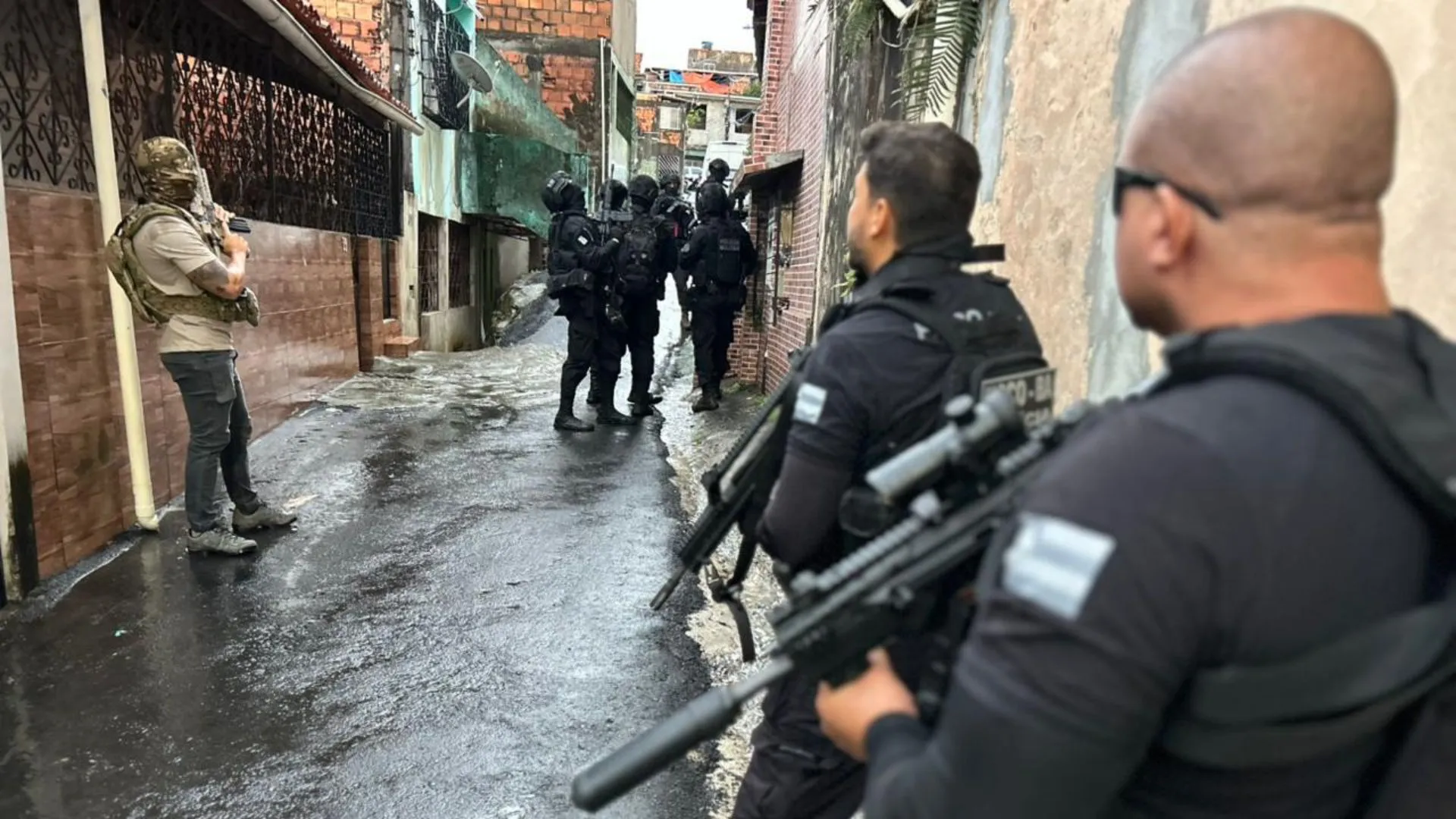 Bairro de Salvador é alvo de operação contra facção carioca; confira