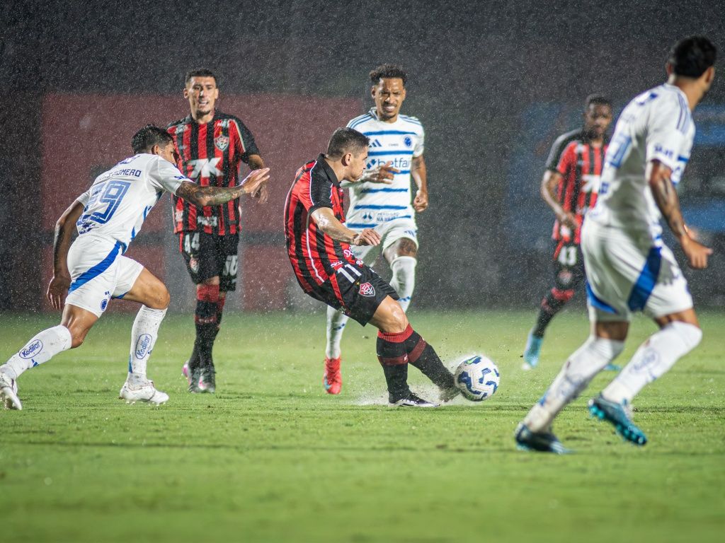 Mesmo com um jogador a mais, o Vitória apenas empatou com o Cruzeiro e chega ao sexto jogo seguido sem vencer. Foto: Victor Ferreira/EC Vitória