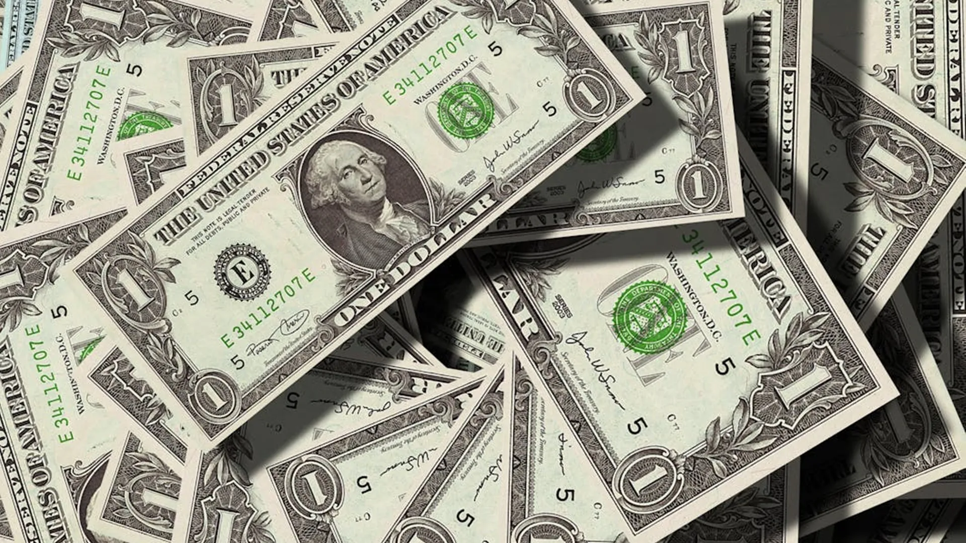 Dólar cai pela oitava vez consecutiva e bolsa fecha estável
