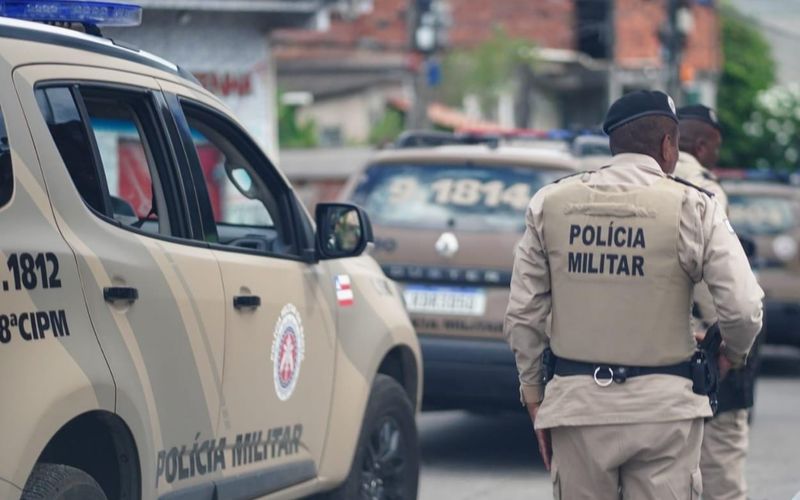 A pol&iacute;cia trabalha com a possibilidade de execu&ccedil;&atilde;o, j&aacute; que os sinais de viol&ecirc;ncia indicam que as v&iacute;timas podem ter sido mortas em outro local e apenas deixadas dentro do carro em Areia Branca/Foto: Ascom/PMBA