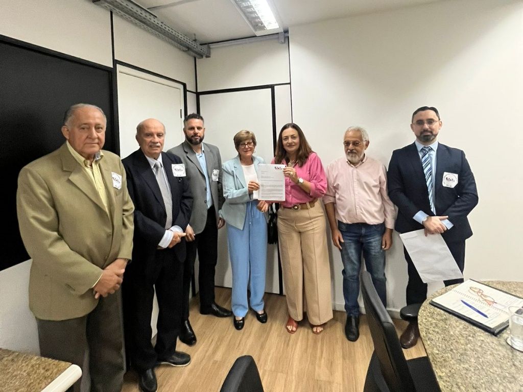 Durante o ato, os procuradores vestiram azul, cor escolhida como símbolo de pacificação, e exibiram faixas e adesivos reivindicatórios. Foto: Divulgação