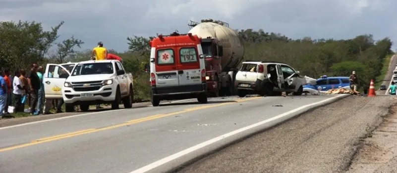 TRAGÉDIA: Seis pessoas morrem e duas ficam feridas em acidente na BR-324