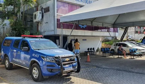 Homem é detido ao espancar esposa na frente da filha de um ano em Stella Maris