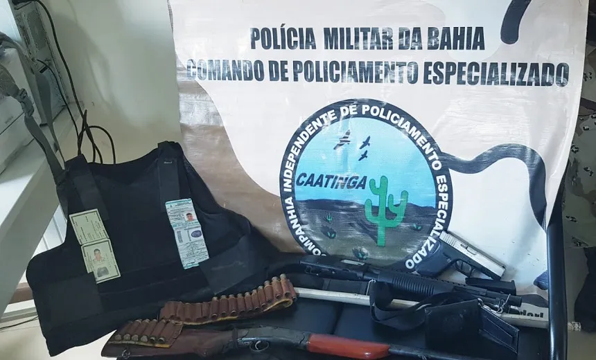 Jovem de 20 anos é preso por ostentar armas e se passar por policial no município de Uauá
