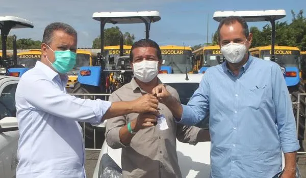 Governo estadual investe R$ 13 milhões na aquisição de ambulâncias, ônibus e veículos; 120 cidades são beneficiadas 