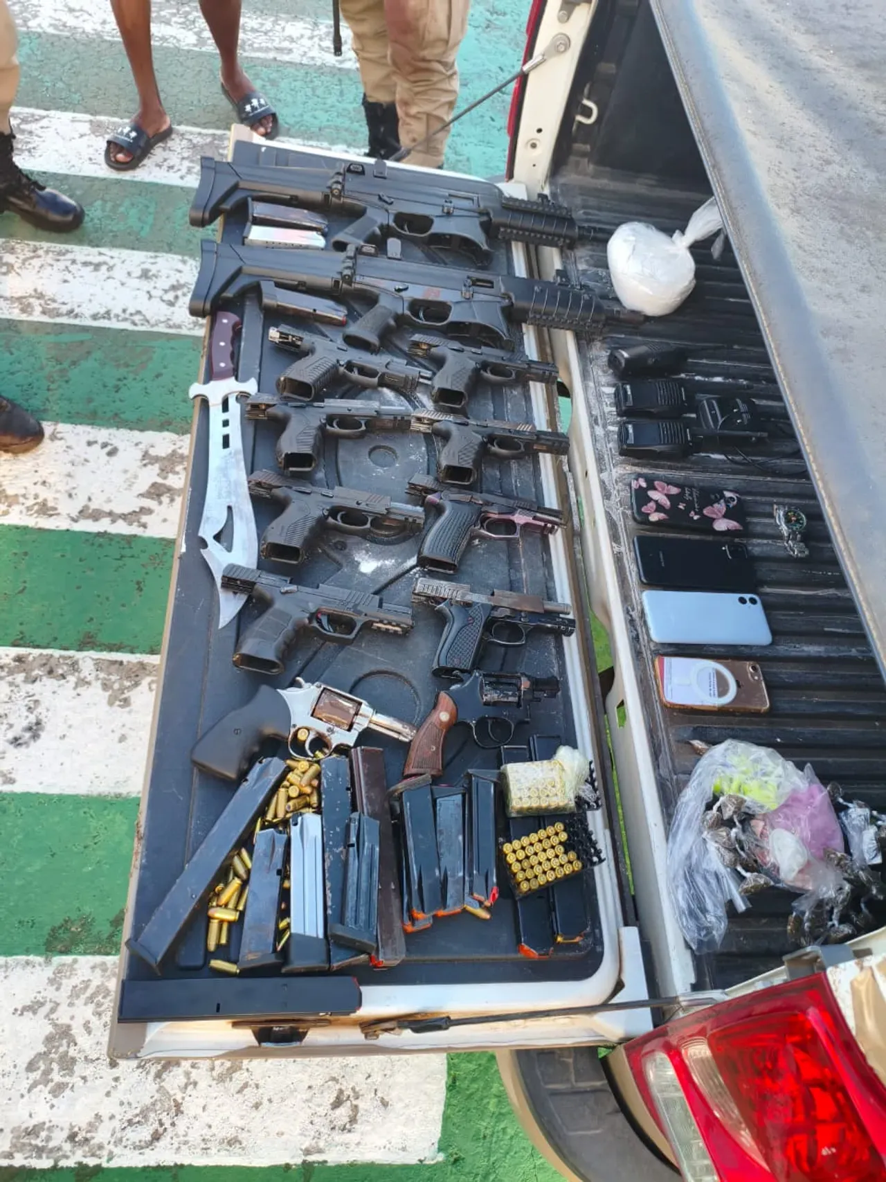 Armas equipamentos de comunicação foram localizadas com os suspeitos. Foto: Divulgação