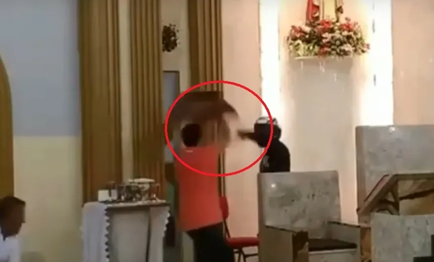Vídeo: ladrão invade igreja para assaltar e é espancado por "fiéis" durante louvor