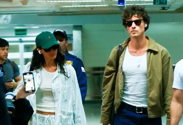 Bruna Marquezine e Shawn Mendes são flagrados juntos em aeroporto de Salvador