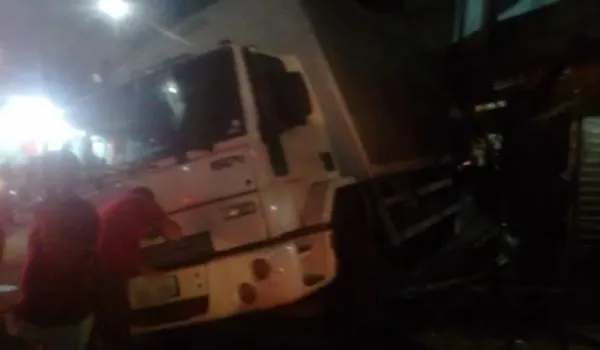 VÍDEO: caminhão atinge imóvel em Boa Vista de São Caetano; duas pessoas ficaram feridas