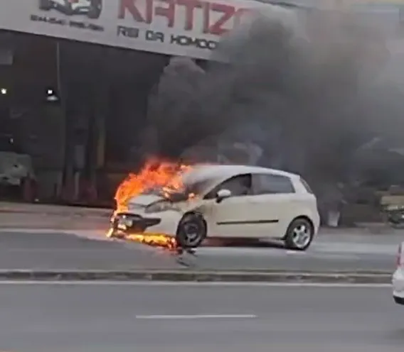 Carro pega fogo e paralisa trânsito no Ogunjá; vídeo