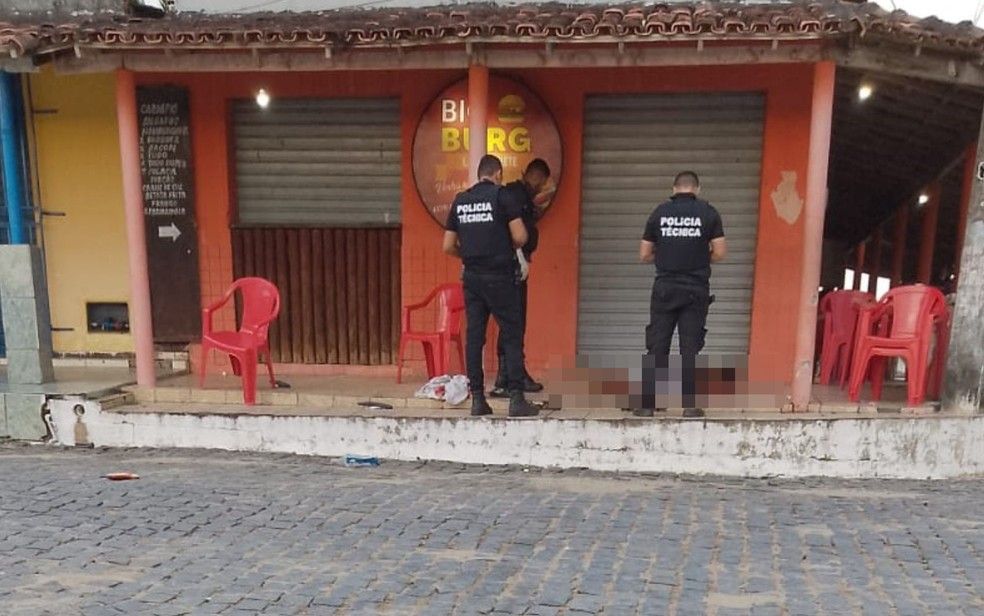 O estabelecimento comercial estava aberto quando os atiradores abordaram as vítimas e efetuaram os disparos. | Foto: Redes Sociais/g1