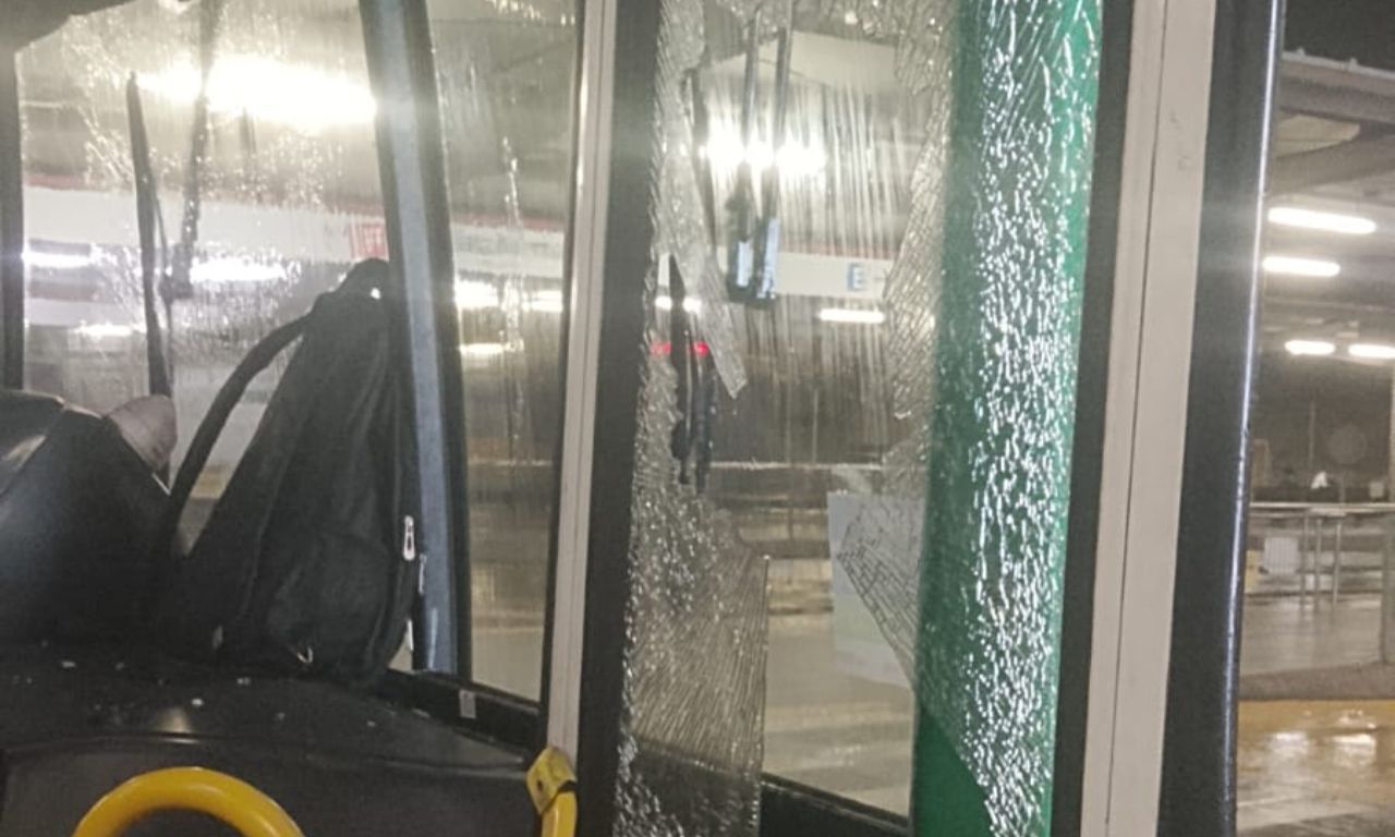 &Ocirc;nibus Apedrejado No Acesso Norte