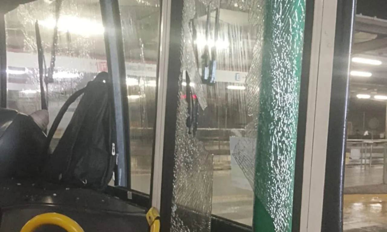 Ônibus é apedrejado por adolescente no Acesso Norte, em Salvador
