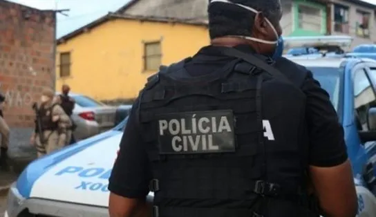 Dupla suspeita de homicídio presa com drogas, arma e munições no interior do estado