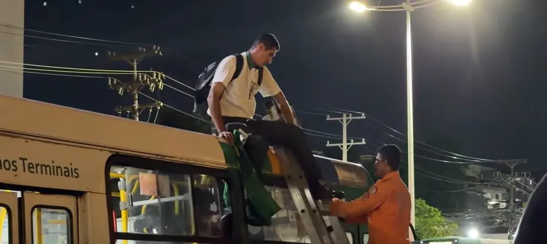 Rodoviário encerra protesto e desce de teto de ônibus em Salvador após surto