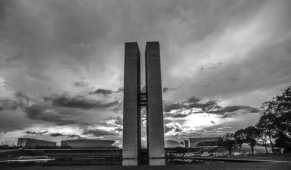 Congresso Nacional decreta luto de três dias, após Brasil atingir marca de quase 10 mil mortes por coronavírus