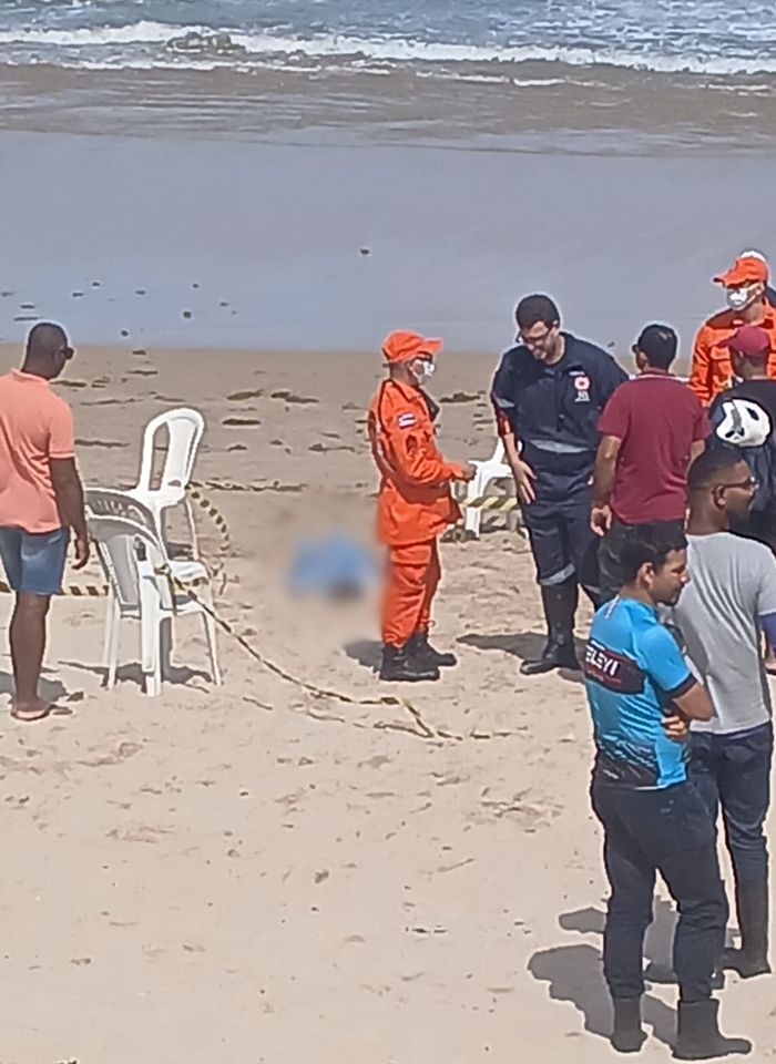 Homem morreu após se afogar na praia de Itapuã na manhã desta segunda-feira (2)