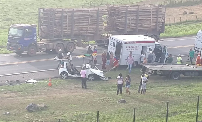 Acidente entre carro e carreta deixa uma pessoa morta e uma ferida na BA-093