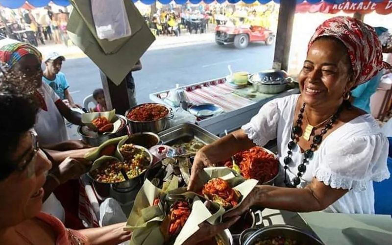 Mais do que um ponto gastron&ocirc;mico, o Acaraj&eacute; da Cira &eacute; considerado patrim&ocirc;nio afetivo de Salvador, reunindo gera&ccedil;&otilde;es de clientes e turistas em torno da tradi&ccedil;&atilde;o do tabuleiro baiano/Foto: Divulga&ccedil;&atilde;o/Redes Sociais&nbsp;