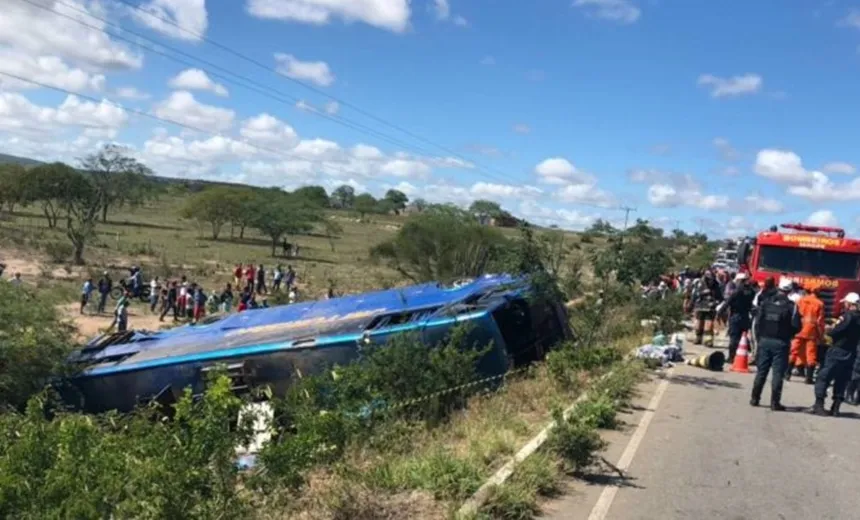 Duas pessoas morrem e 30 ficam feridas em acidente com ônibus de Simões Filho; veja vídeo