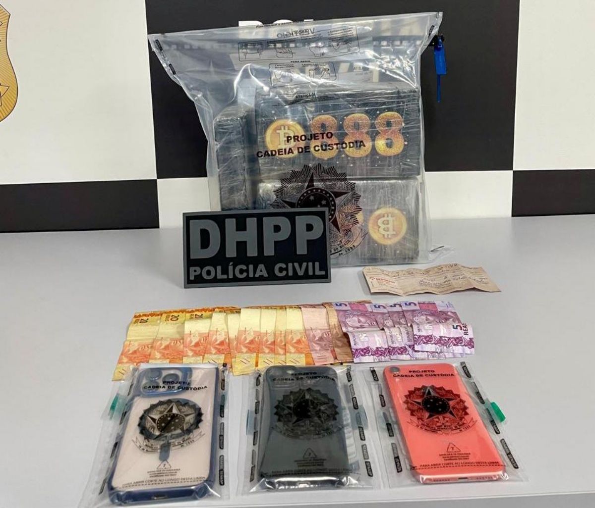 Uma blitz da policia feita feita na BA-052, em Feira de Santana, interceptou um carregamento de coca&iacute;na com destino a Salvador. Foto: SSP-BA