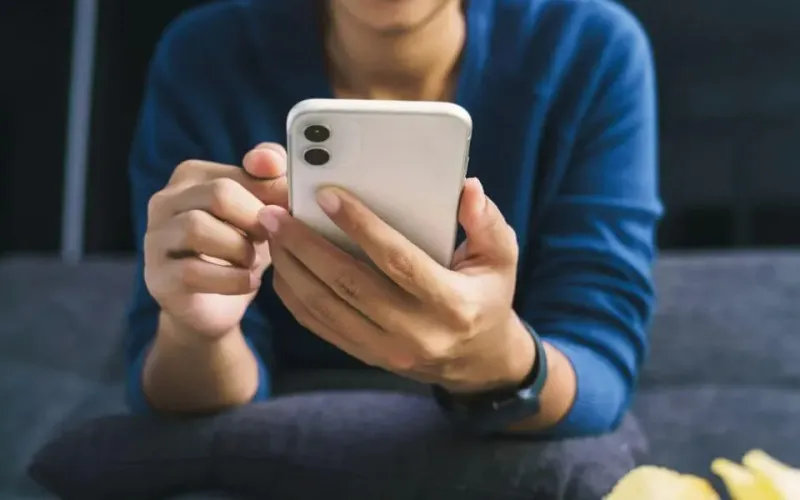 Para garantir a segurança do seu celular em 2025, a recomendação principal é utilizar uma combinação de métodos biométricos e senhas fortes/Foto: Freepik