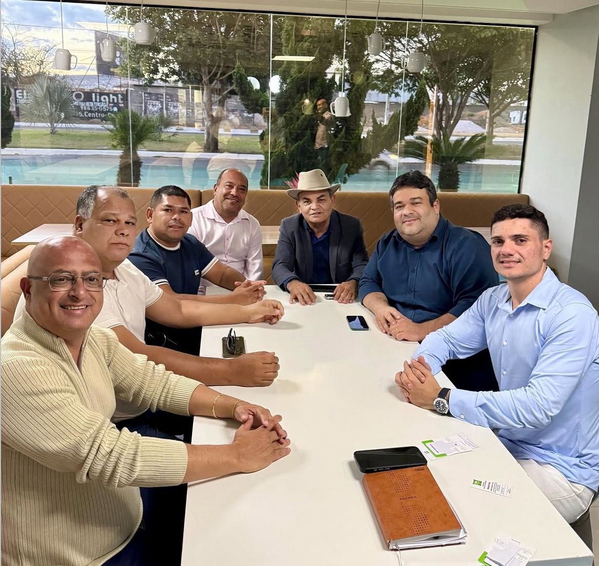 Reunião entre o presidente da Câmara de Conquista e o filho de Carlos Muniz