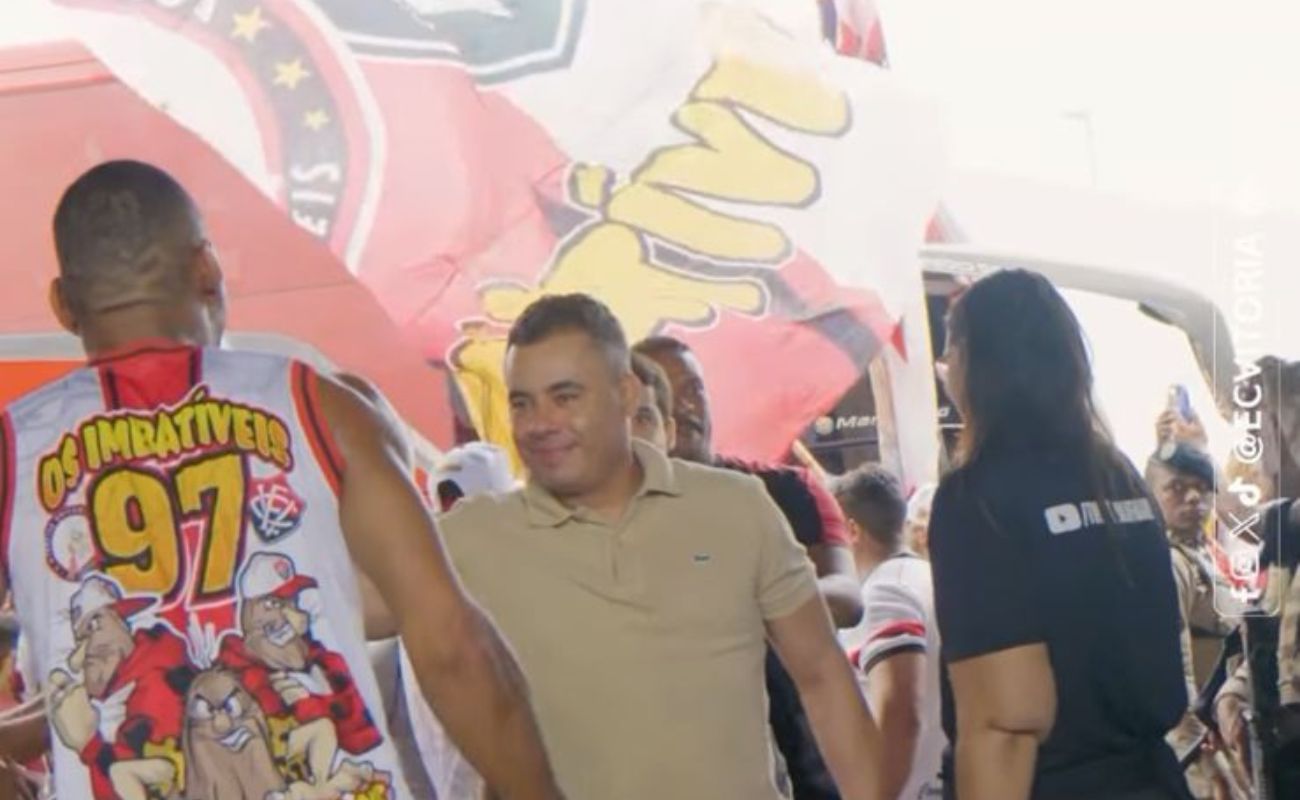 'Aeronego': Torcedores do Vitória empurram time antes da viagem
