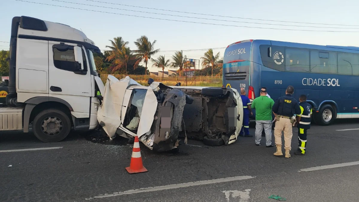 engavetamento entre sete ve&iacute;culos deixa tr&acirc;nsito travado na BR-324. Foto: Reprodu&ccedil;&atilde;o/Acorda Cidade