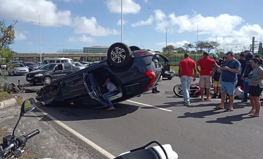 Carro capota e motociclista fica ferido na Avenida Paralela