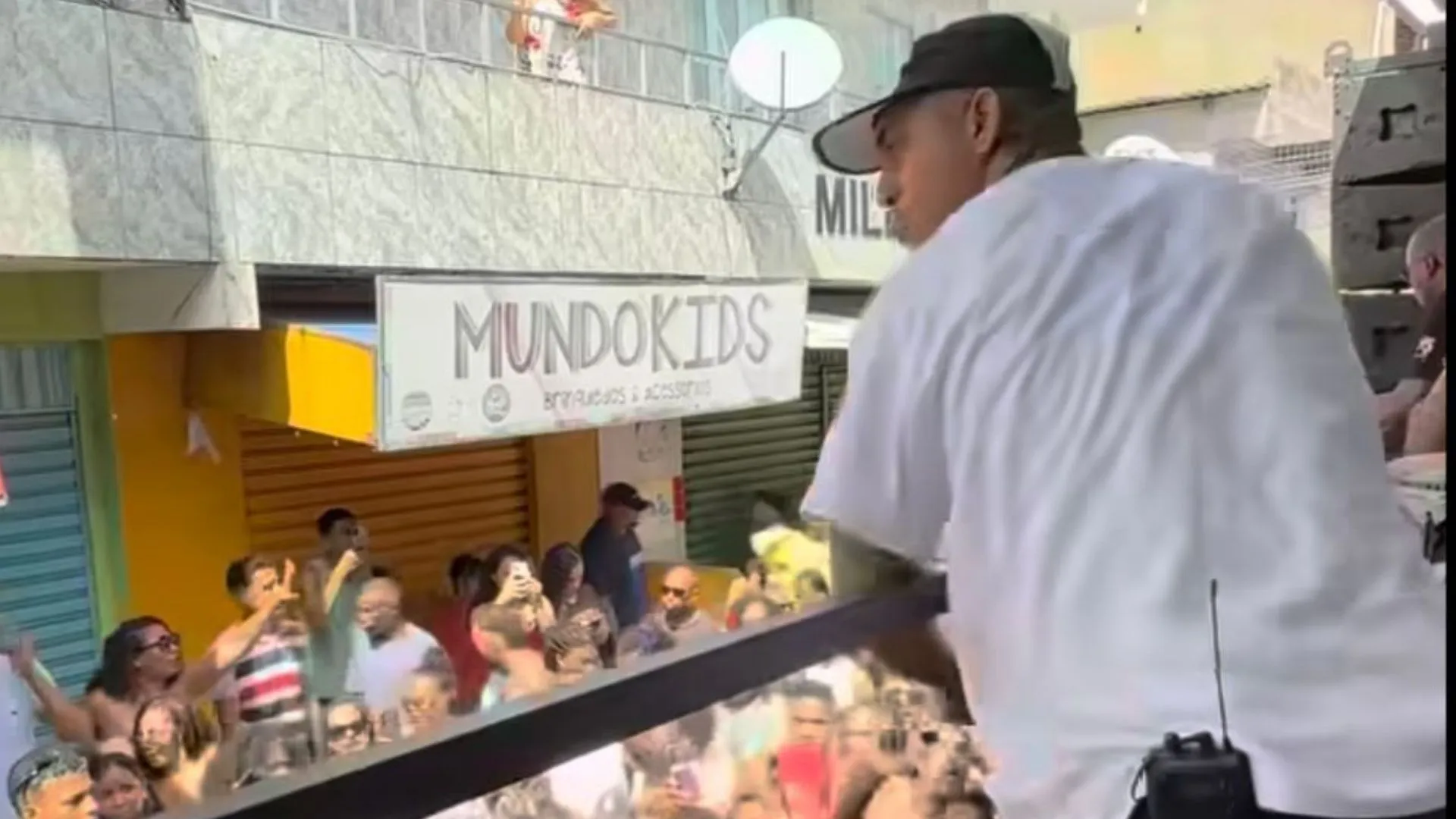 O Kannalha se joga na multidão no arrastão da Sexta-feira Santa