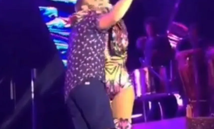 Durante show, Ivete Sangalo cai abraçada com fã e continua cantando; assista