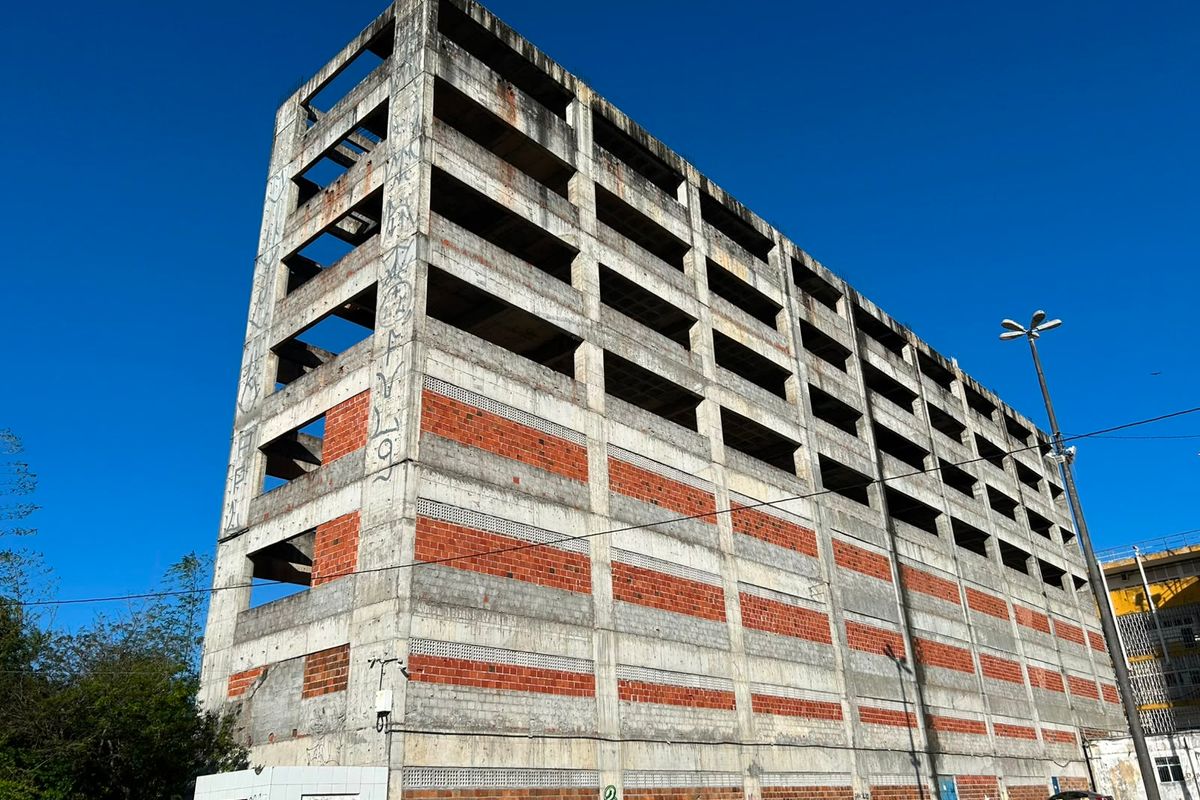 Espa&ccedil;o inacabado h&aacute; mais de dez anos, na Federa&ccedil;&atilde;o, &eacute; utilizado para armazenar materiais e objetos. | Foto: Victor Hernandez/Aratu On