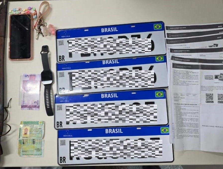 Placas e documentos falsos. Foto: Divulgação | Batalhão Apolo